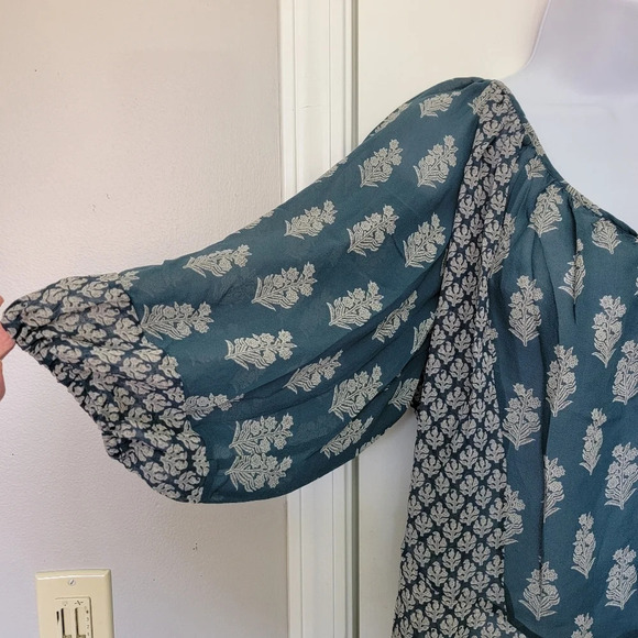 Joie 100% Silk Dusty Blue Cream V Neck 3/4 Sleeve Floral Flowy Blouse Size S - Picture 3 of 10